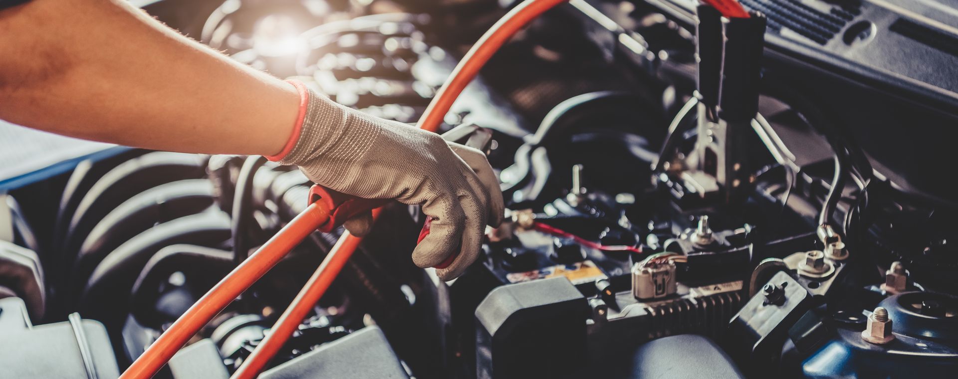 Araç motor bölmesinde akü bağlantısı